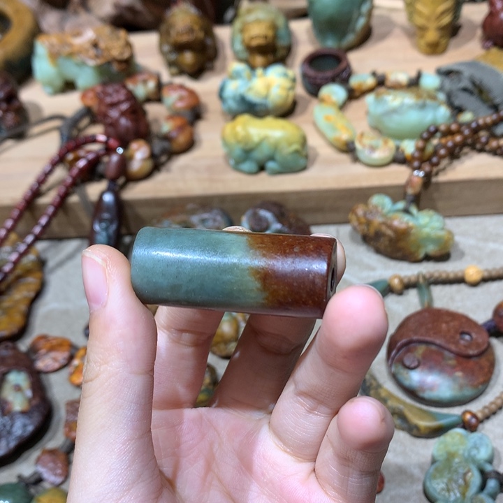未镶嵌岫岩河磨玉（透闪石质玉）挂件