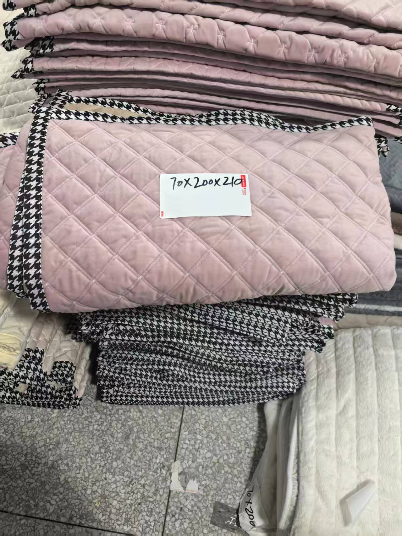 《厚广家》3楼70×200以上浅粉色千鸟格包边加绒沙发垫发1张不挑花纹