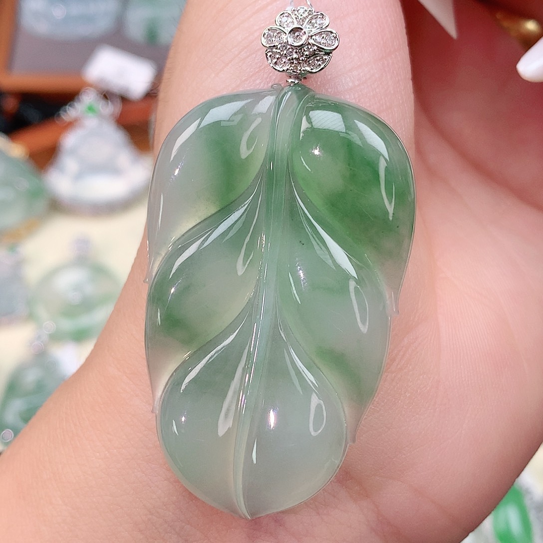 颈饰18K金镶嵌翡翠叶子