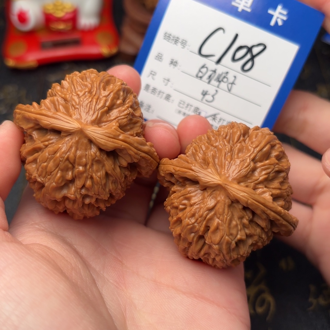 文玩核桃吊坠白狮子