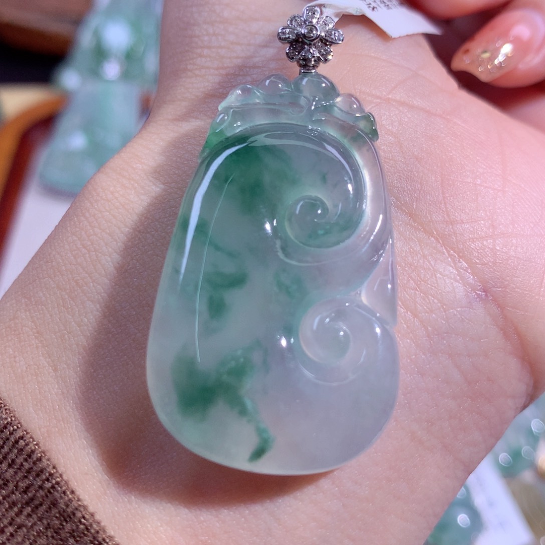 翡翠吊坠(不含链)18K金镶嵌冰飘花如意