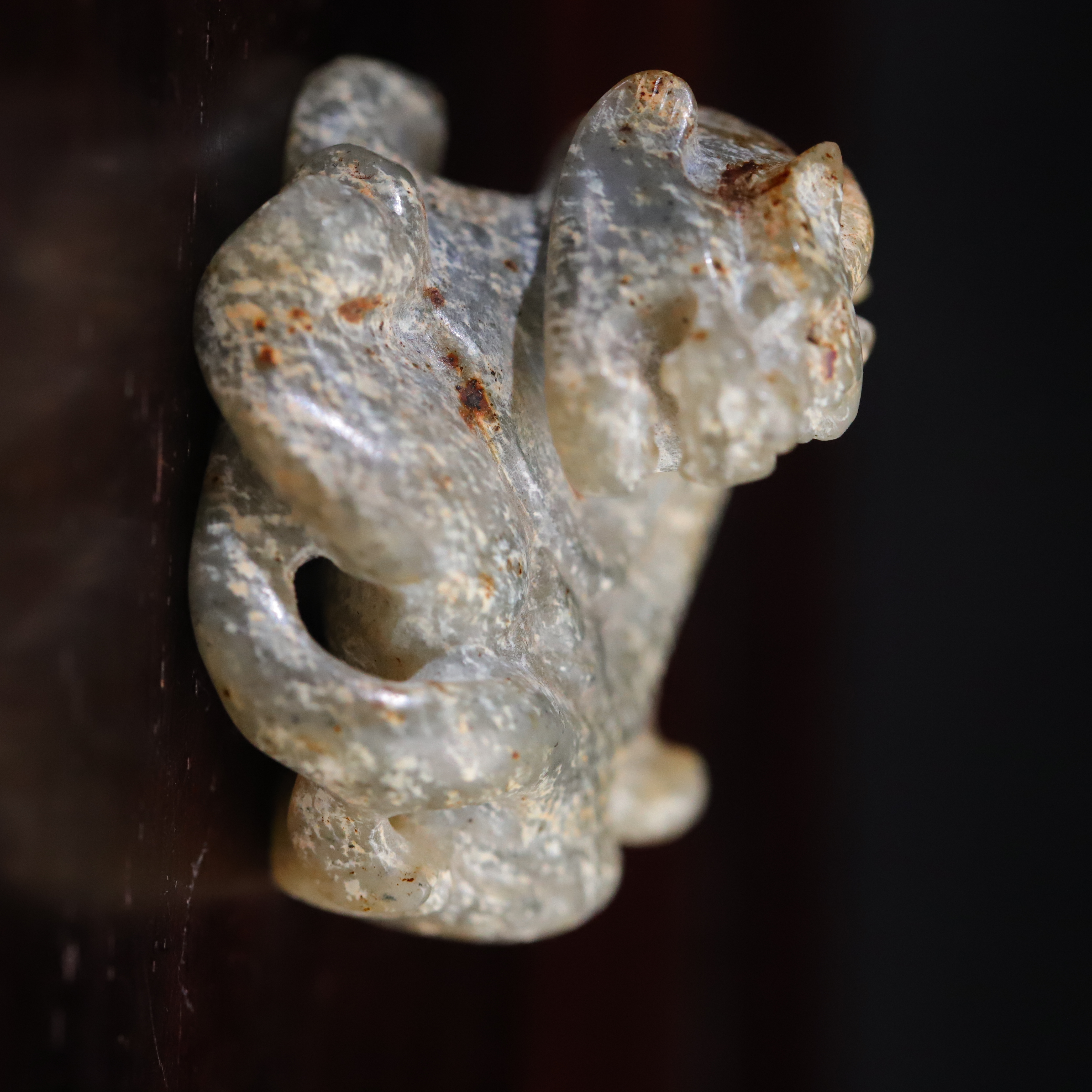 明代和田玉瑞兽花件