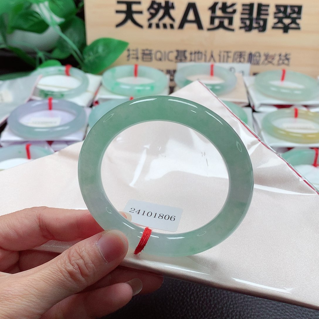 翡翠手镯（圆镯）未镶嵌天然A货翡翠手镯   