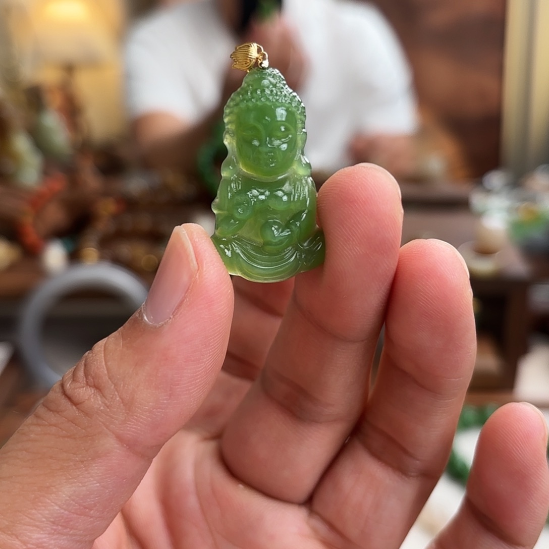 颈饰18K金镶嵌和田玉（碧玉）