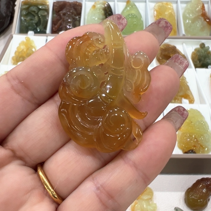 蛇纹石玉未镶嵌颈饰
