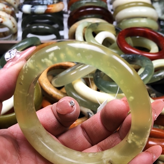 蛇纹石玉手镯未镶嵌云*