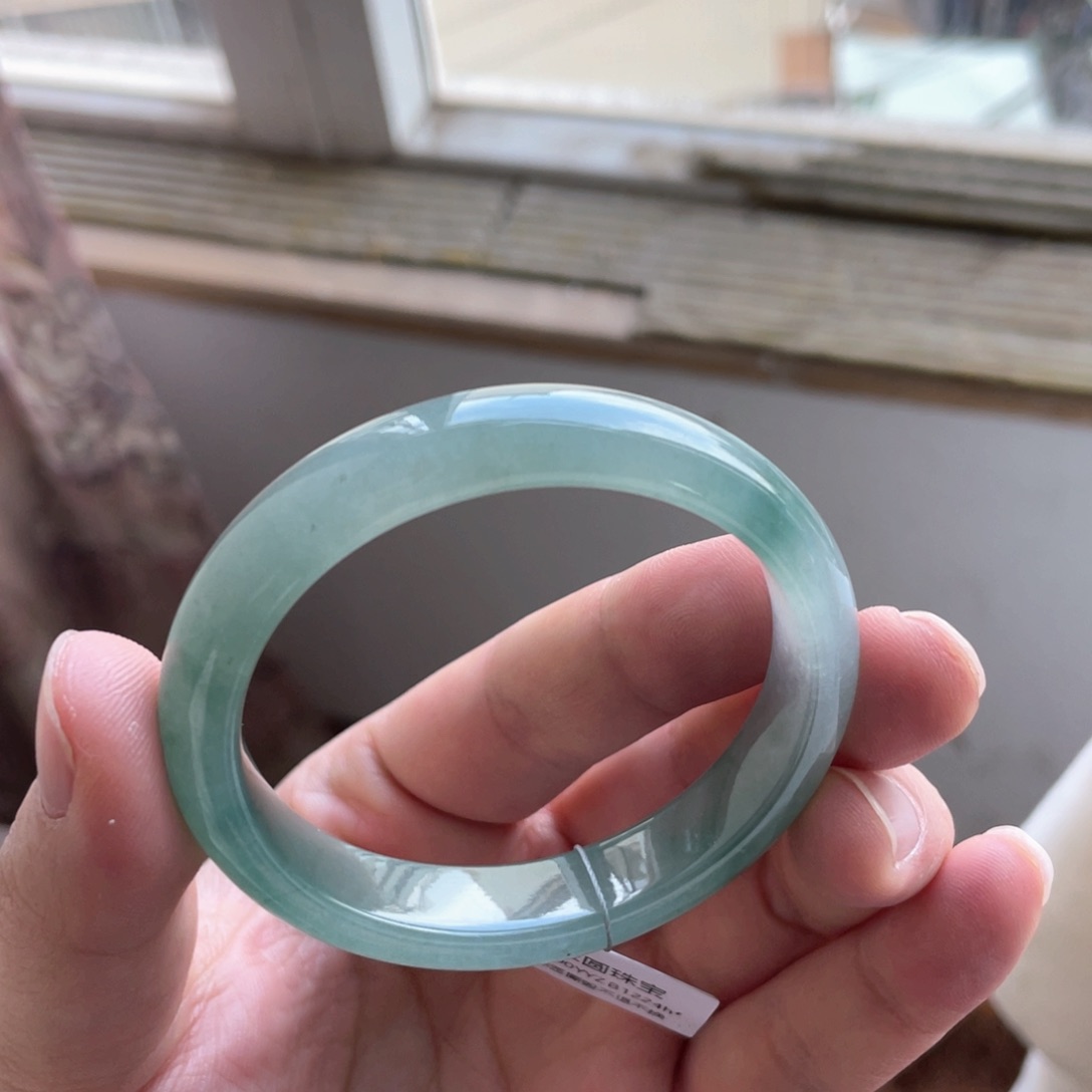 翡翠手镯未镶嵌绿底飘花贵妃