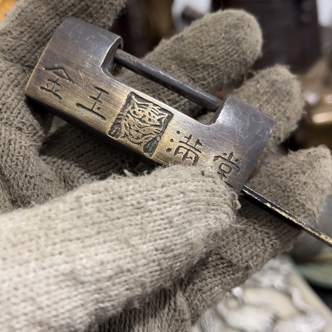 东***方闪电购铜摆件工艺品