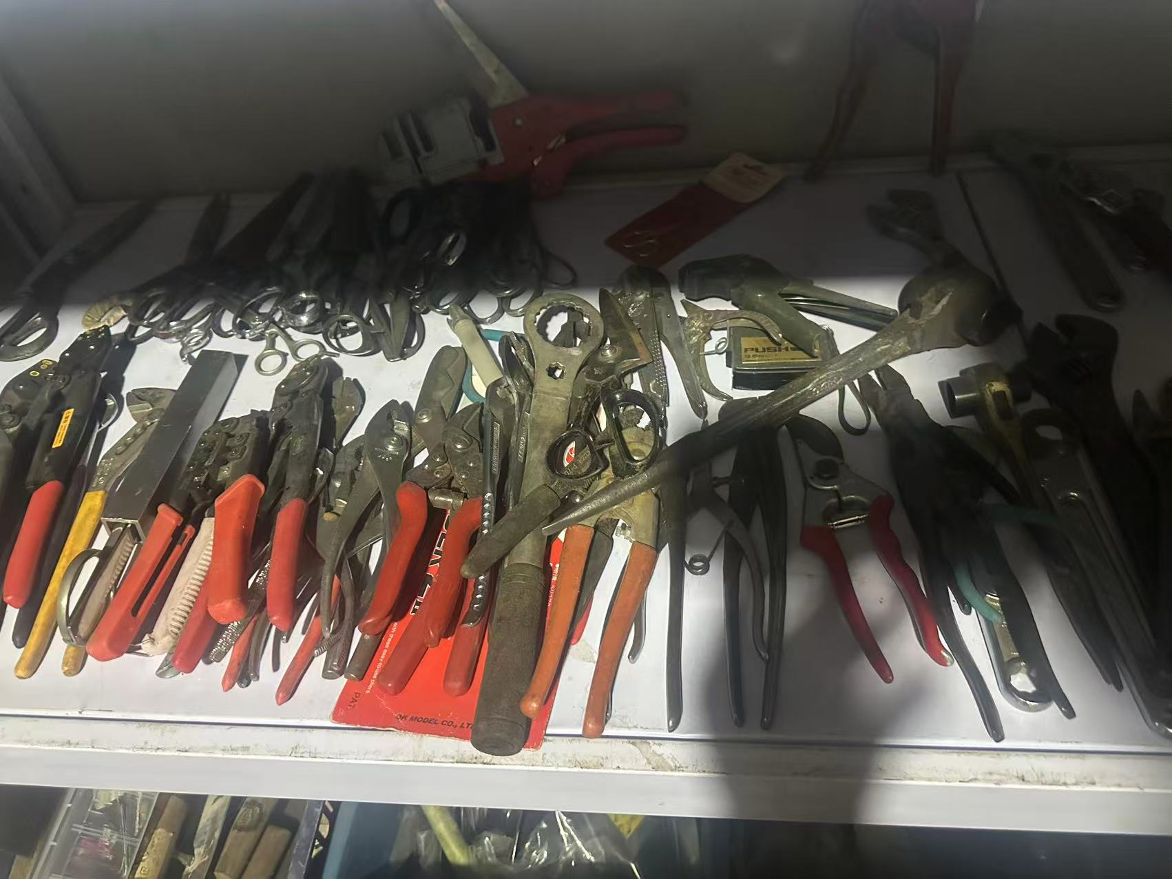 手动五金工具包含钳子扳手管钳等