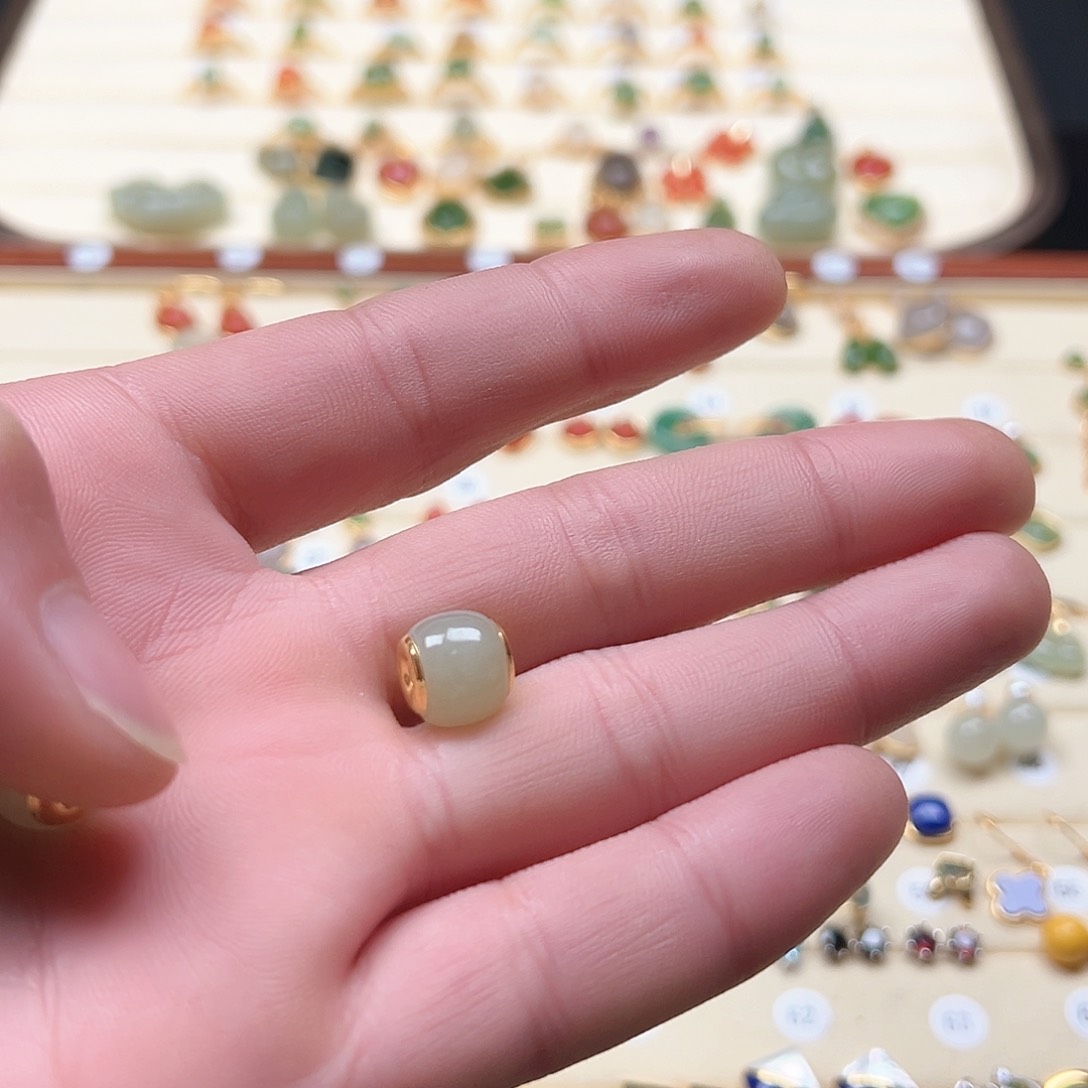 和田玉（糖玉）吊坠(不含链)18K金镶嵌