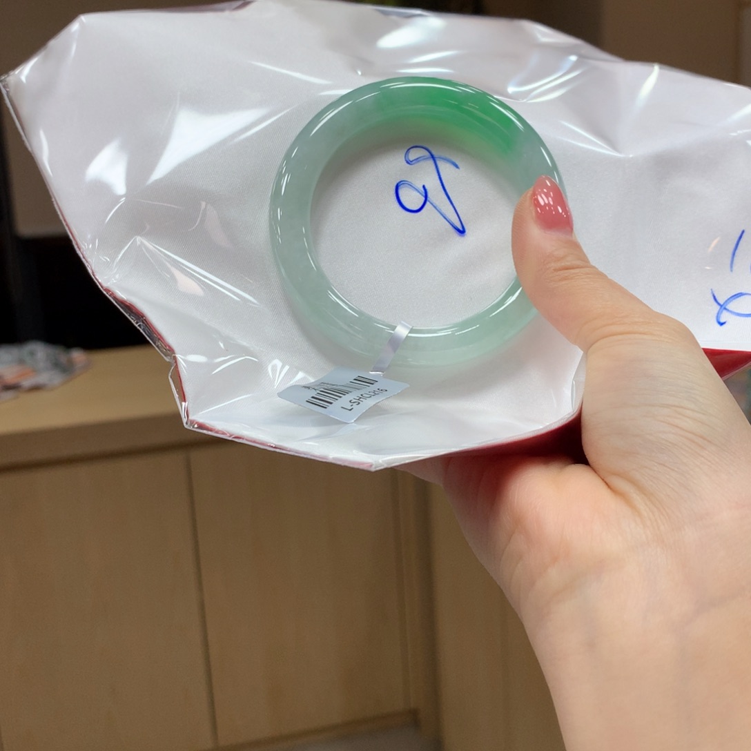 翡翠手镯未镶嵌英****化不退不换