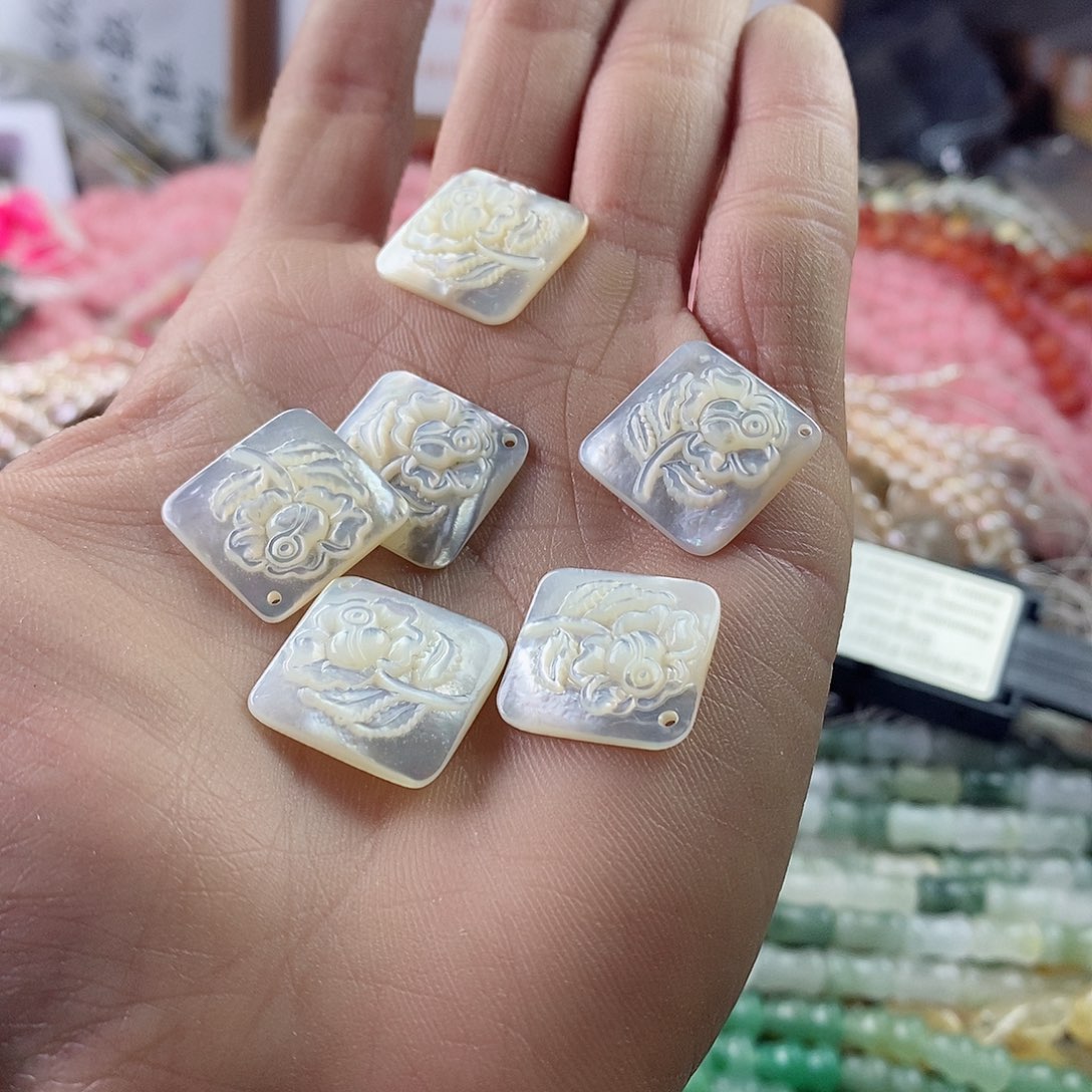 玛瑙/玉髓珠宝半成品合金随机一个白蝶贝雕刻牡丹A222