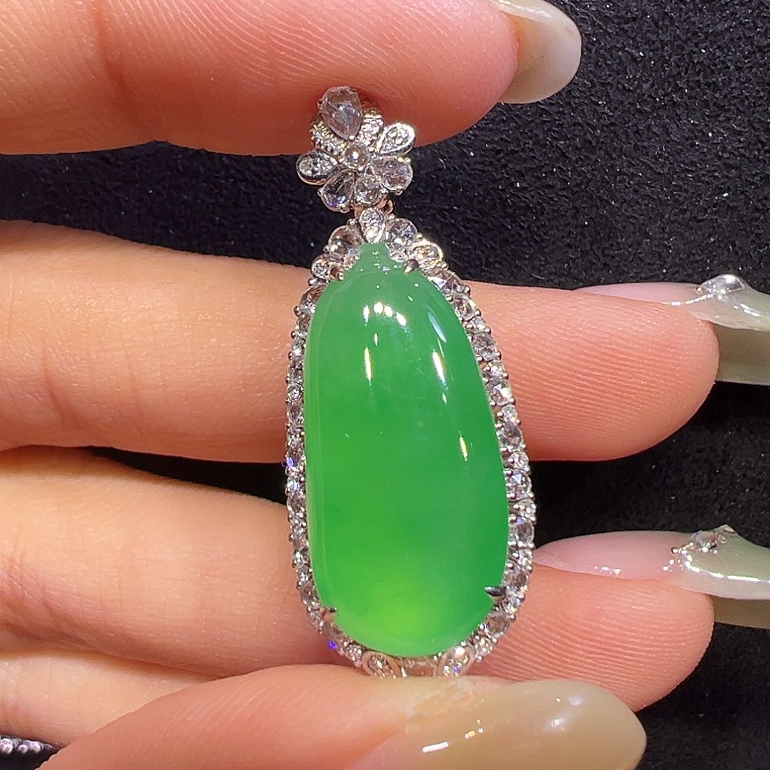 翡翠18K金镶嵌颈饰福瓜