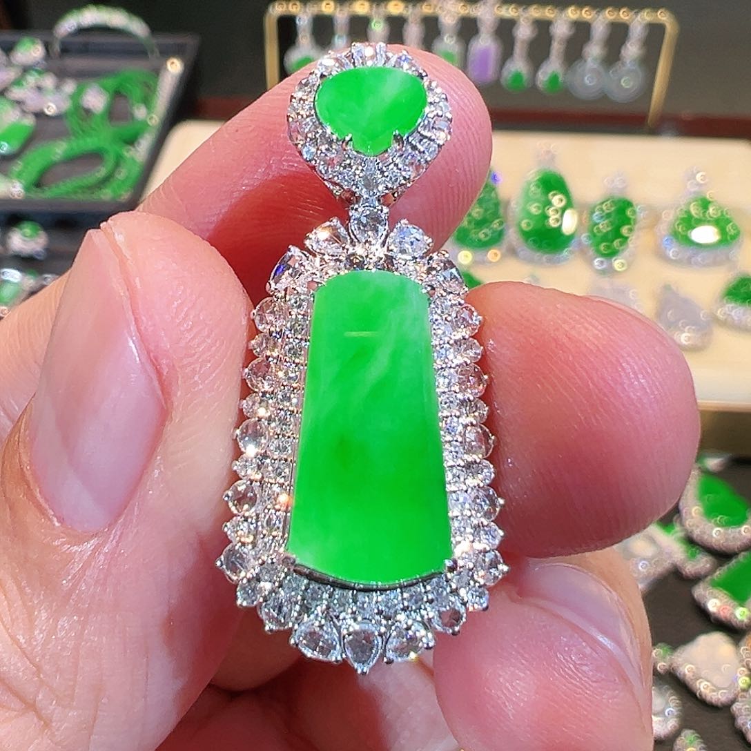 翡翠颈饰18K金镶嵌翡翠