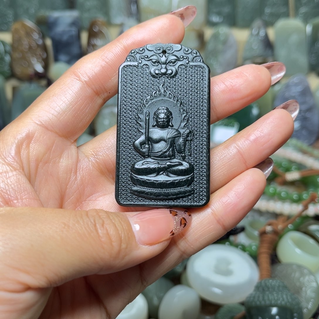 和田玉颈饰未镶嵌背面雕刻鸡