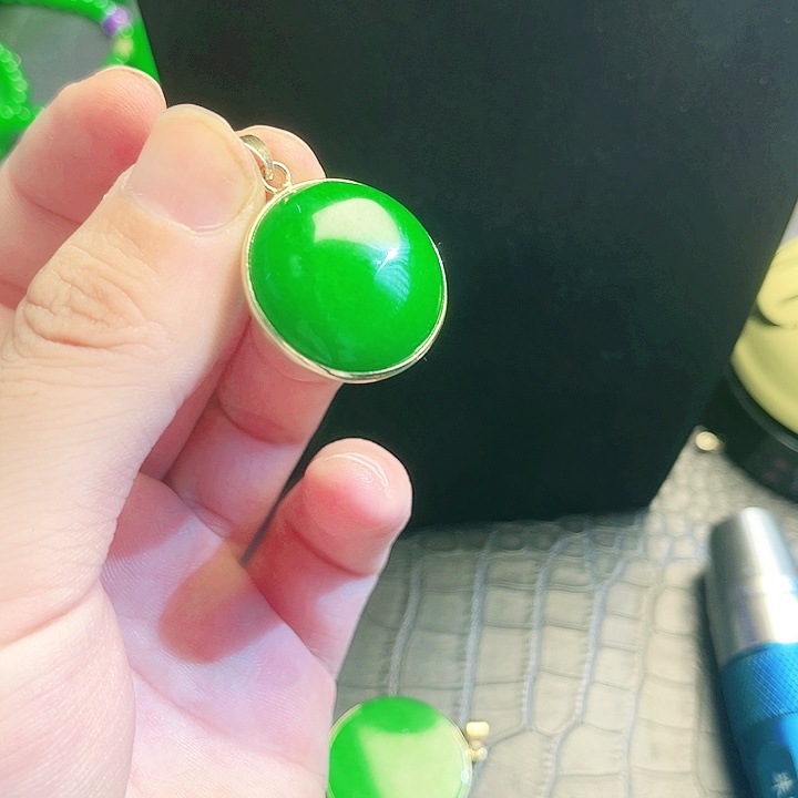 颈饰18K金镶嵌翡翠