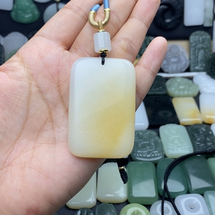 进***：石英质玉（金丝玉）未镶嵌颈饰