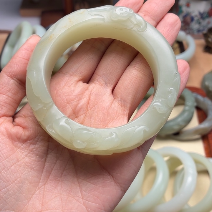 丫****和田玉未镶嵌手镯