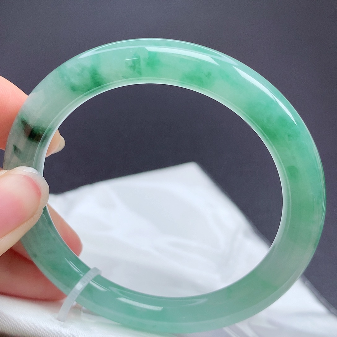 翡翠手镯（圆镯）未镶嵌54圈口