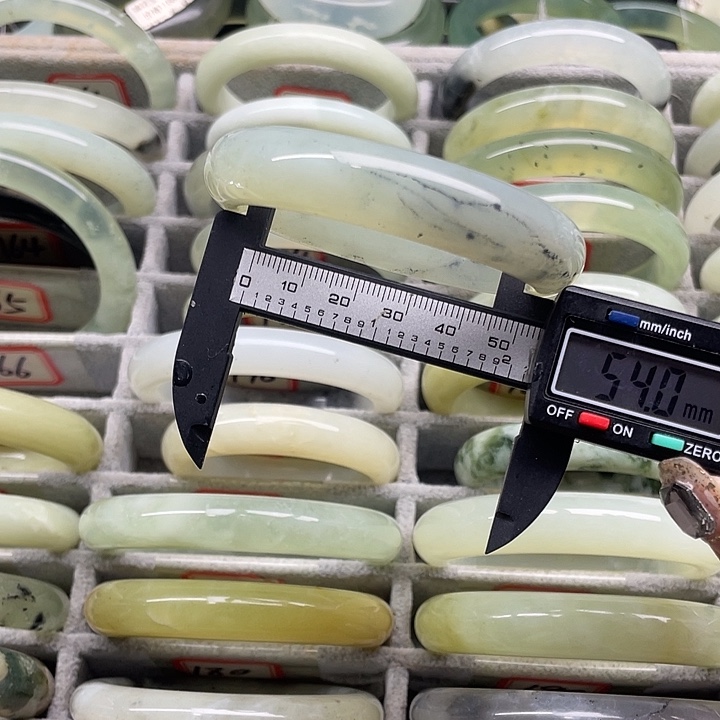 蛇纹石玉未镶嵌手镯166