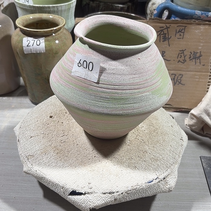 摆件陶高16，口9，有孔，600