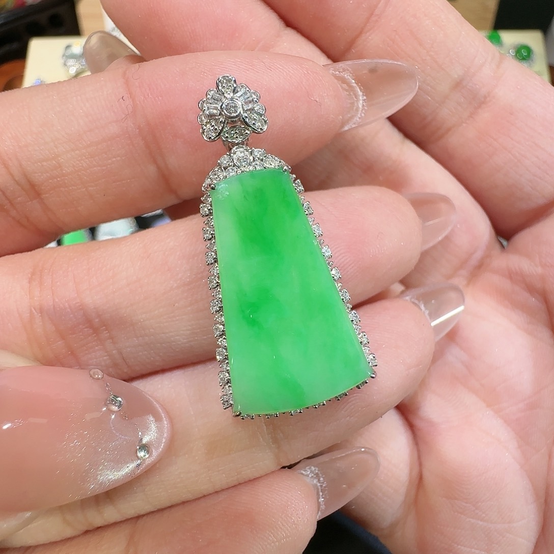 【闪购商品】颈饰18K金镶嵌翡翠