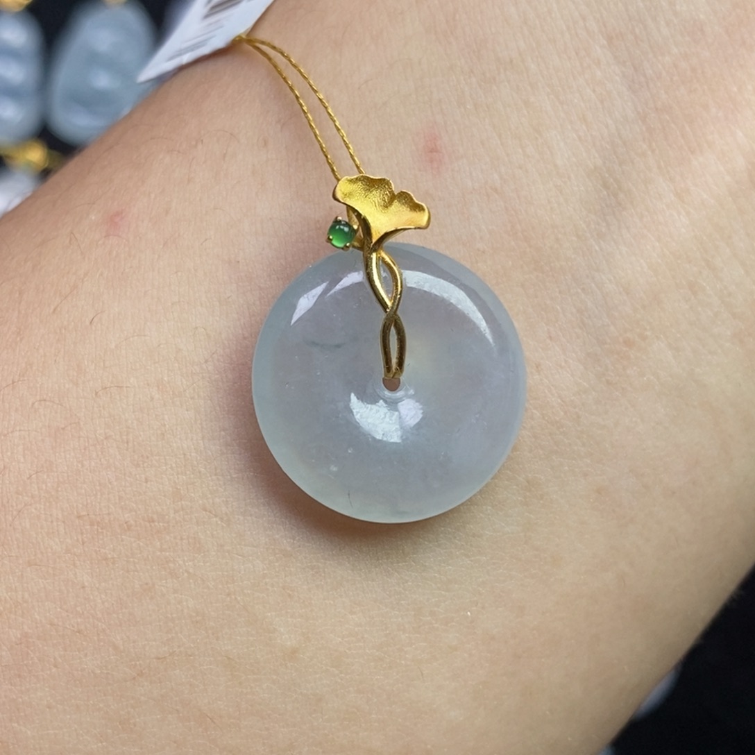 翡翠18K金镶嵌颈饰平安扣