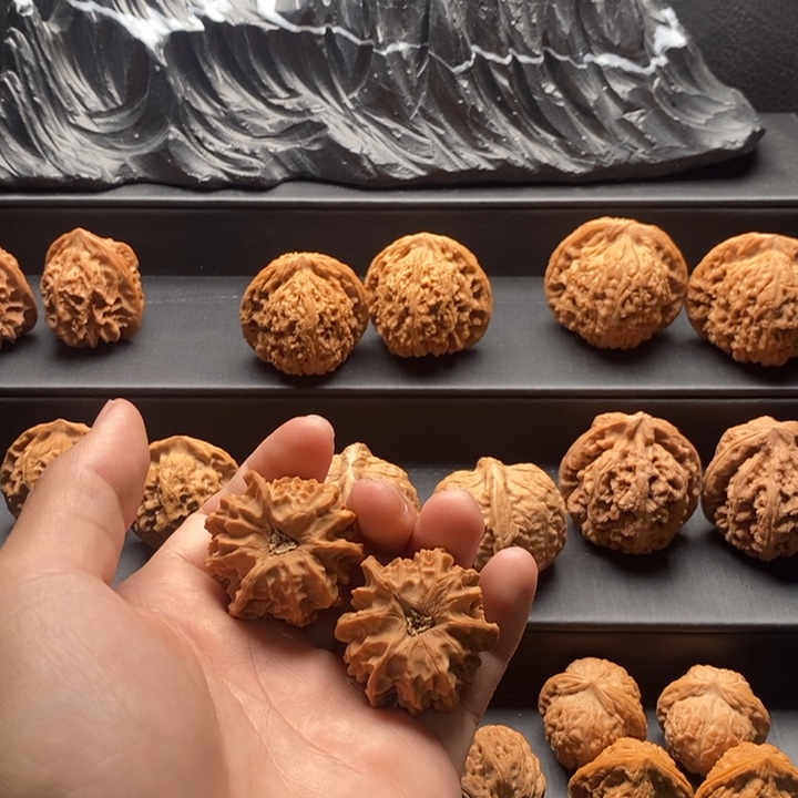 辉****吊坠文玩核桃岐山三