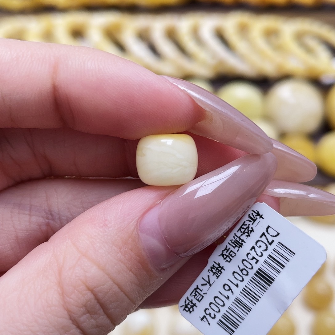 琥珀未镶嵌裸石10.4*8.4mm老型瑕