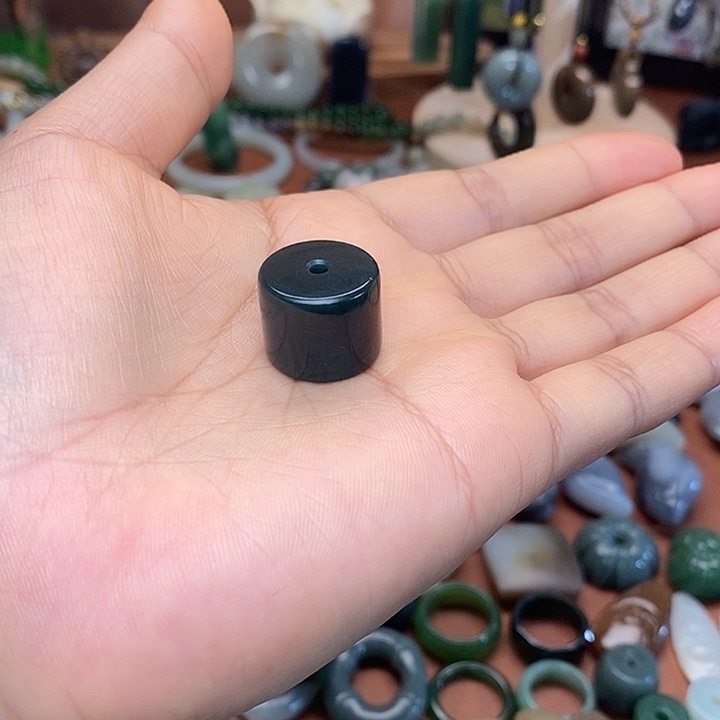 日***善和田玉未镶嵌颈饰