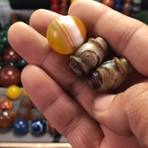 未镶嵌颈饰玛瑙/玉髓孤**者