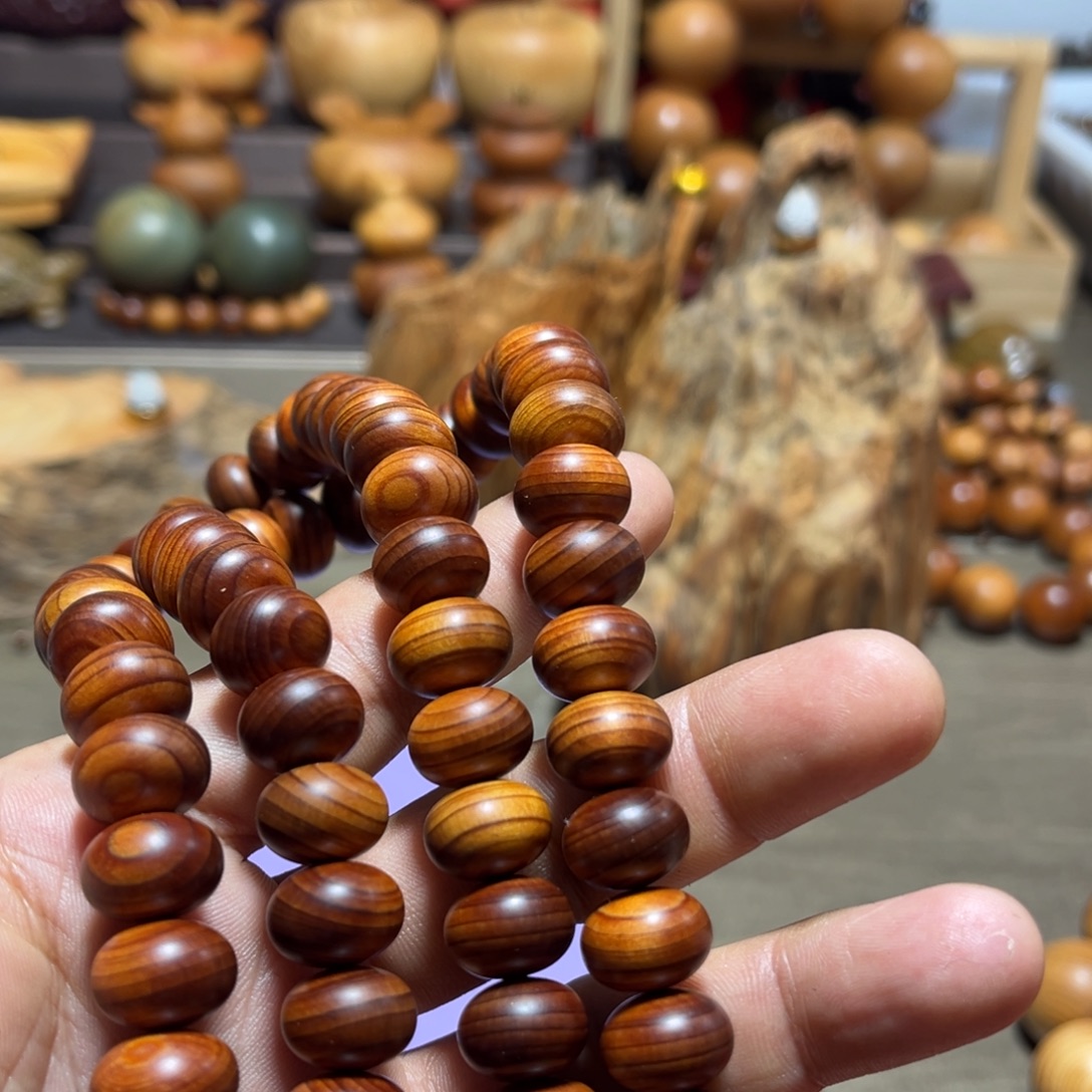 悠***哉香榧木崖柏手把件，三件共计