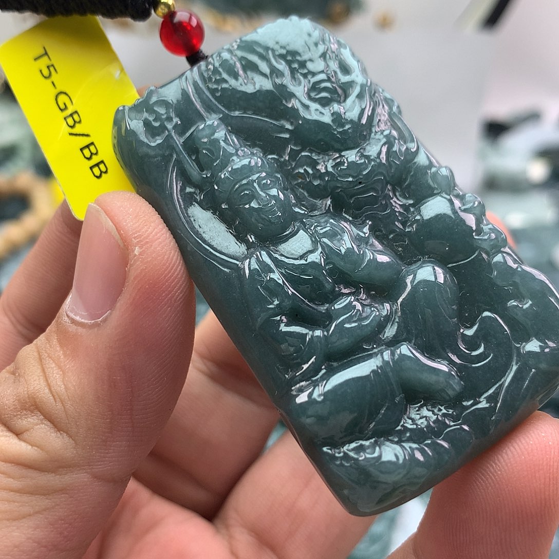 翡翠未镶嵌颈饰观音