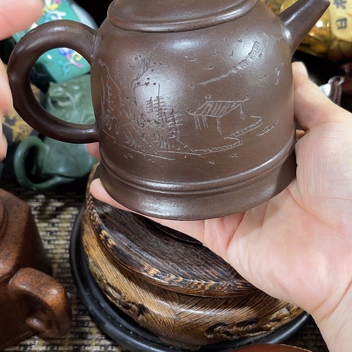 茶壶紫砂原矿泥料手工制作的一把紫砂壶。