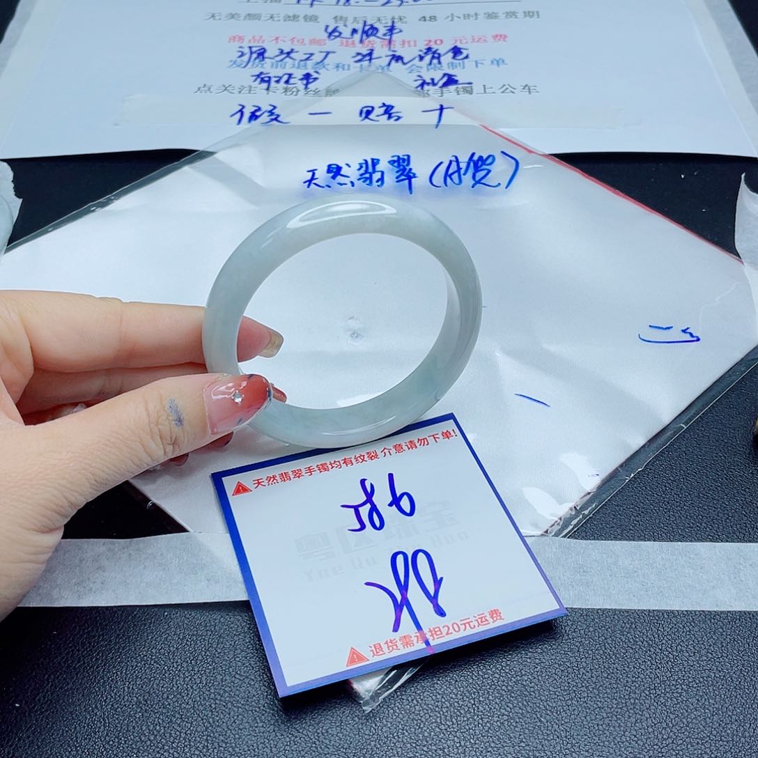 翡翠手镯未镶嵌翡翠