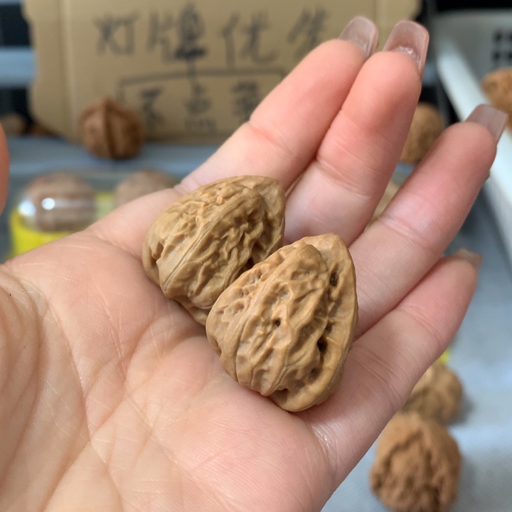 V***生文玩核桃吊坠异形单只，有瑕疵