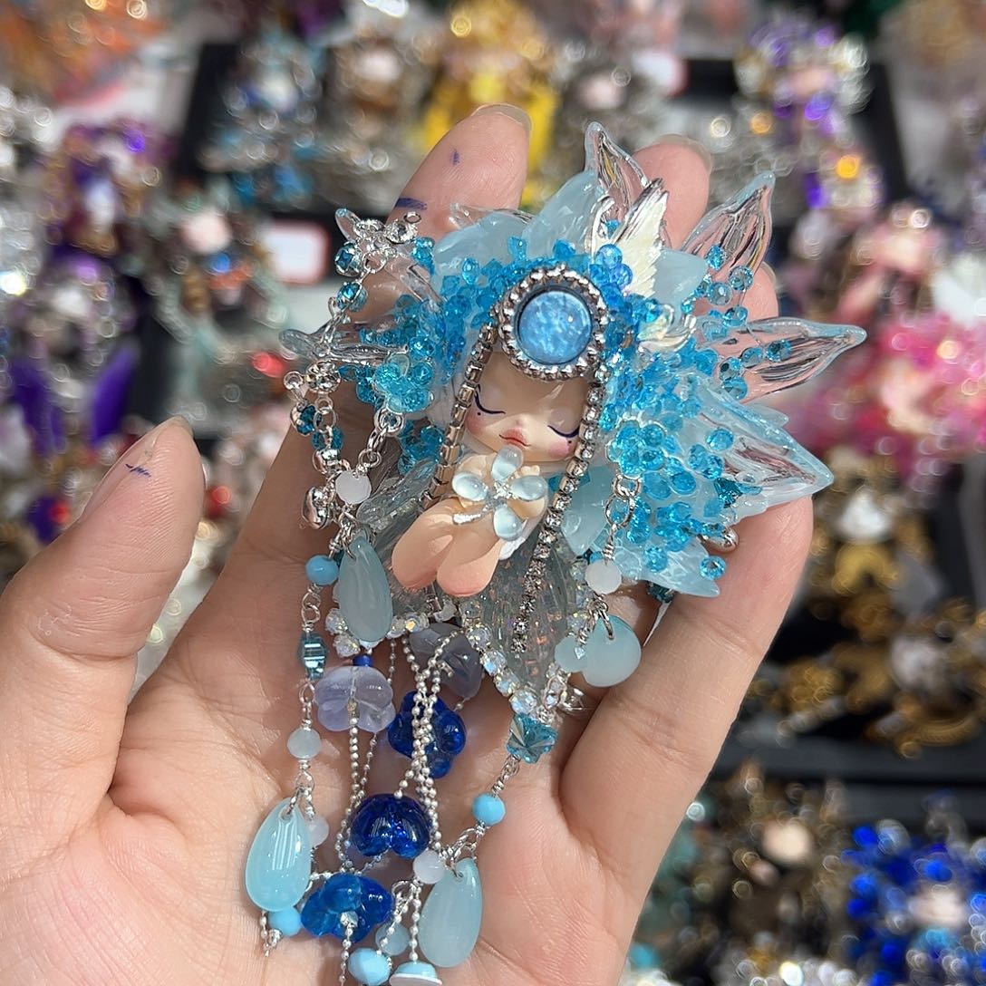 毛绒蓝色琉璃簪花