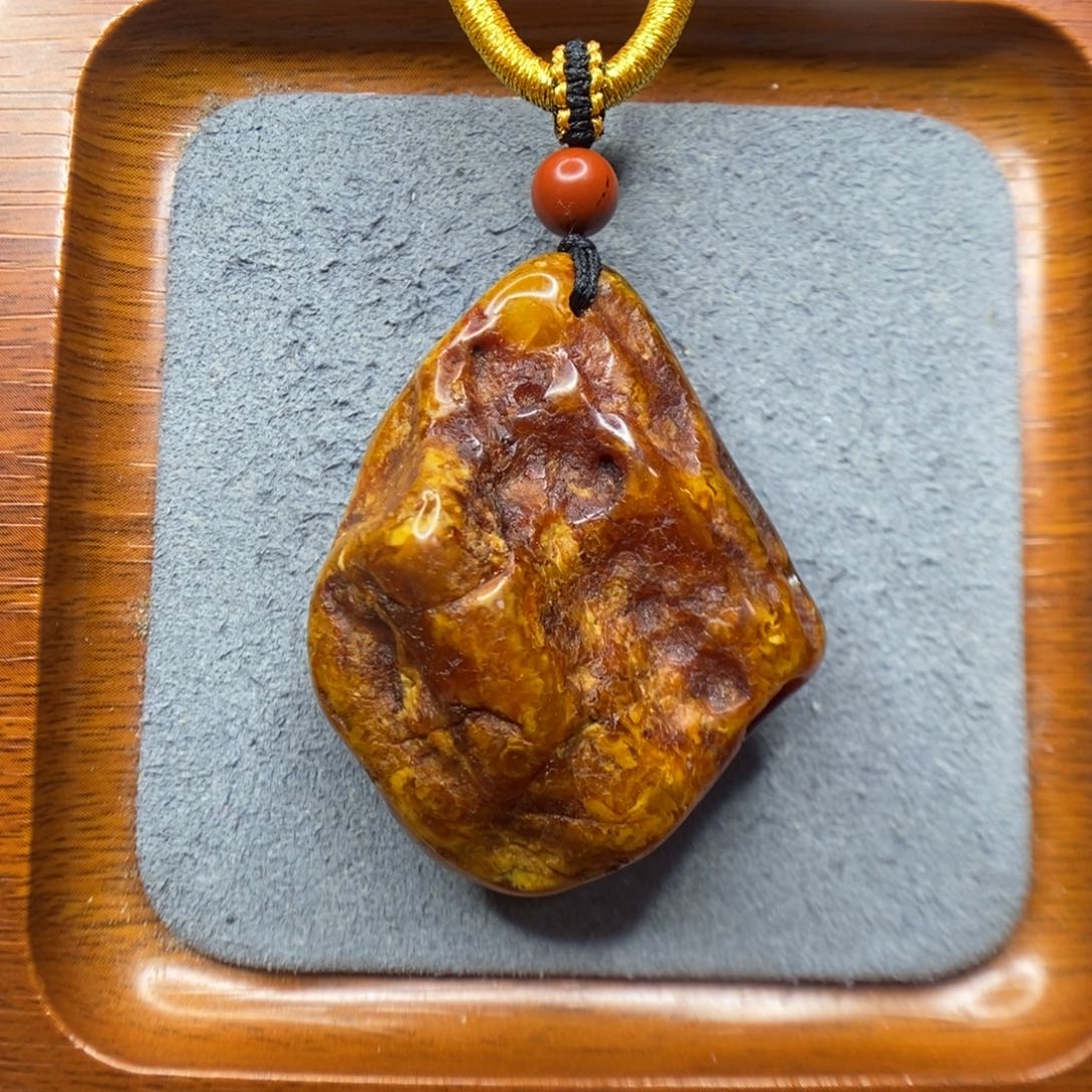 向***柏蜜蜡未镶嵌颈饰郎