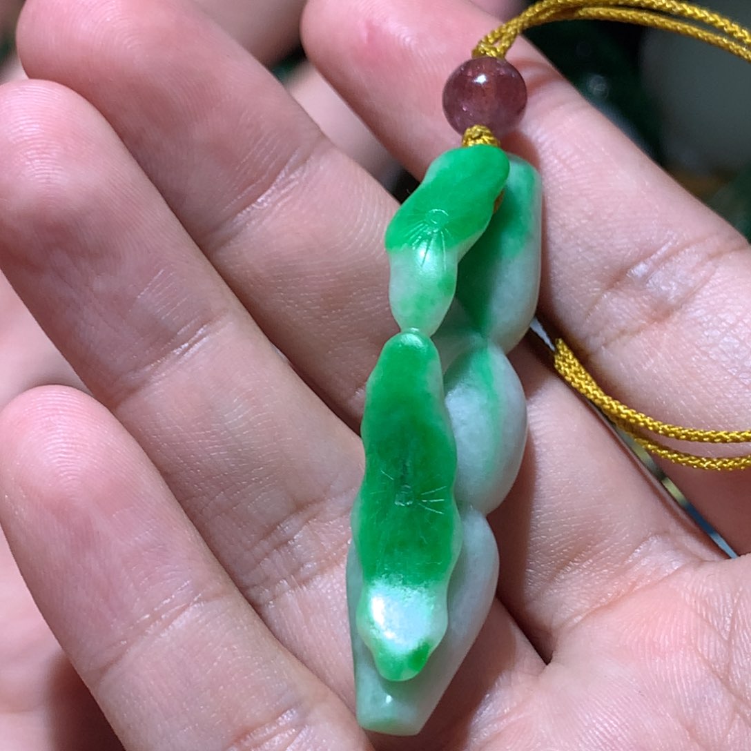 翡翠挂件未镶嵌美**生