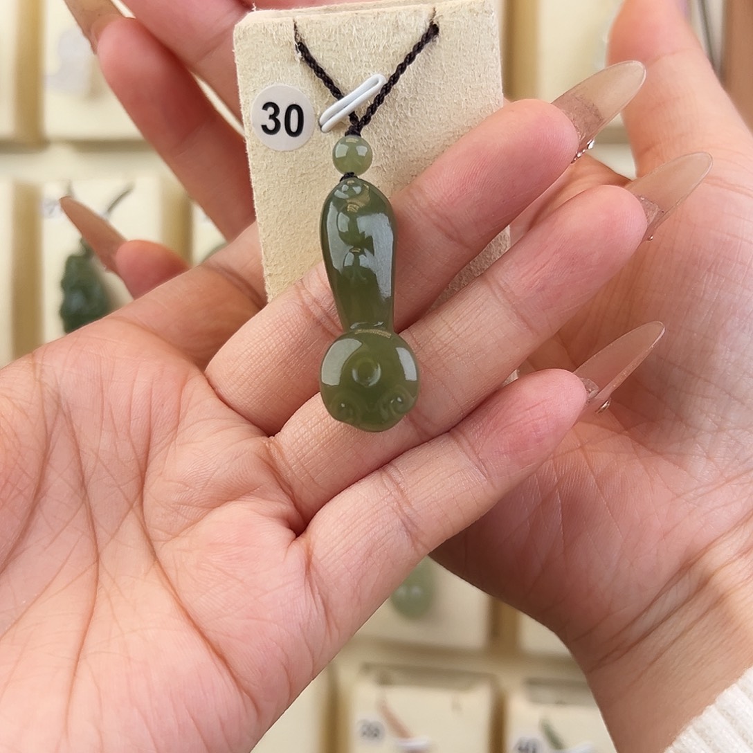 和田玉未镶嵌吊坠(赠链)