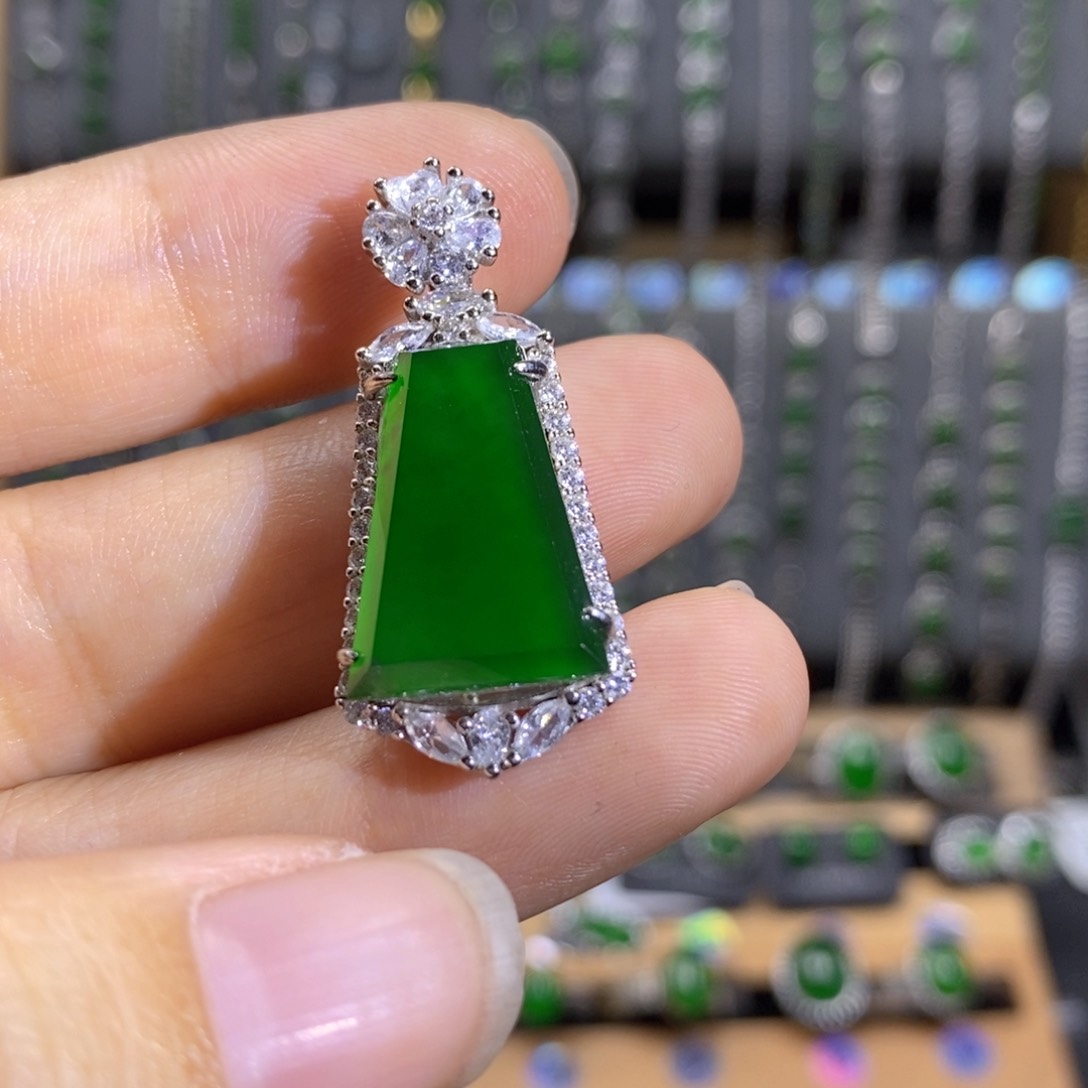 颈饰银S925镶嵌翡翠你****?