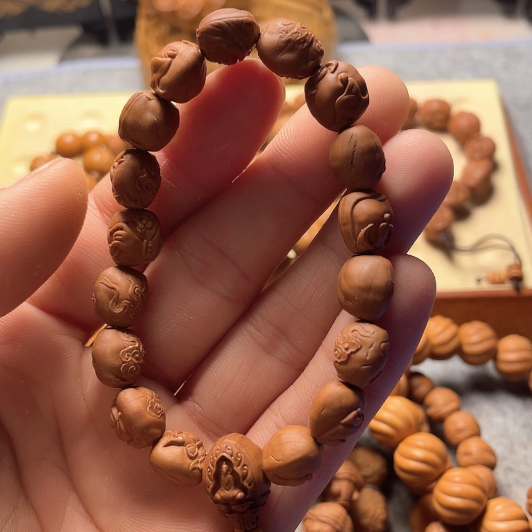 龙纹桃核雕刻佛手无相佛