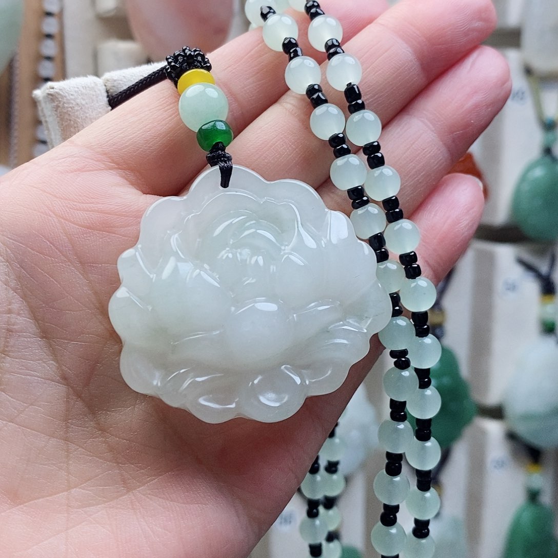 颈饰未镶嵌石英质玉（金丝玉）