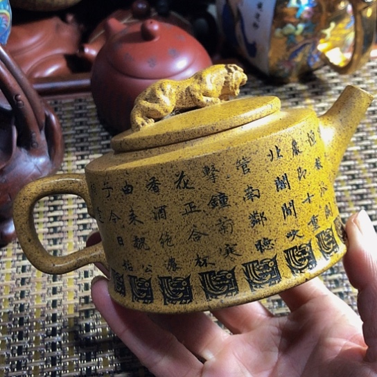紫砂茶壶原矿泥料手工制作的紫砂壶。