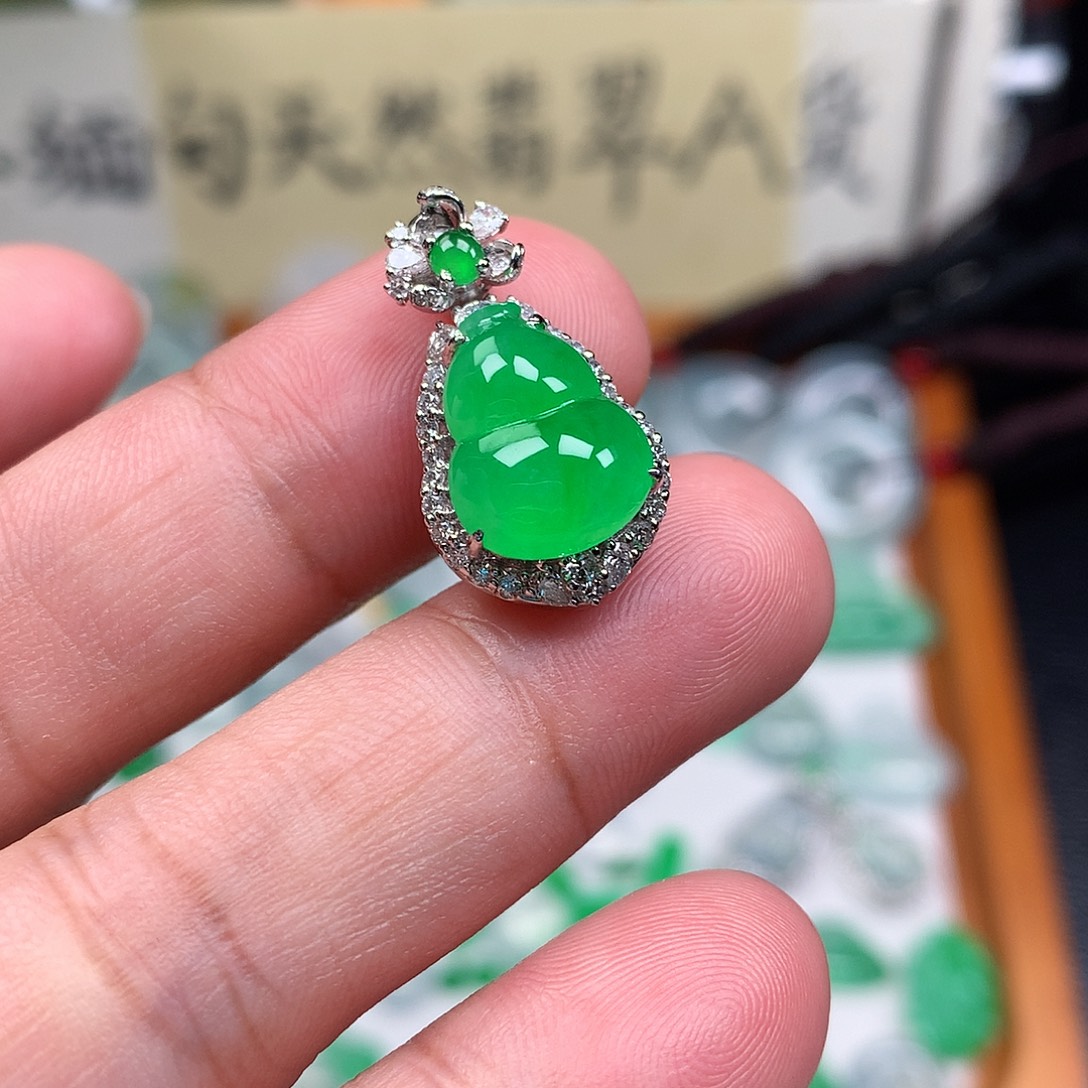 翡翠裸石18K金镶嵌缅甸天然A货翡翠阳绿葫芦