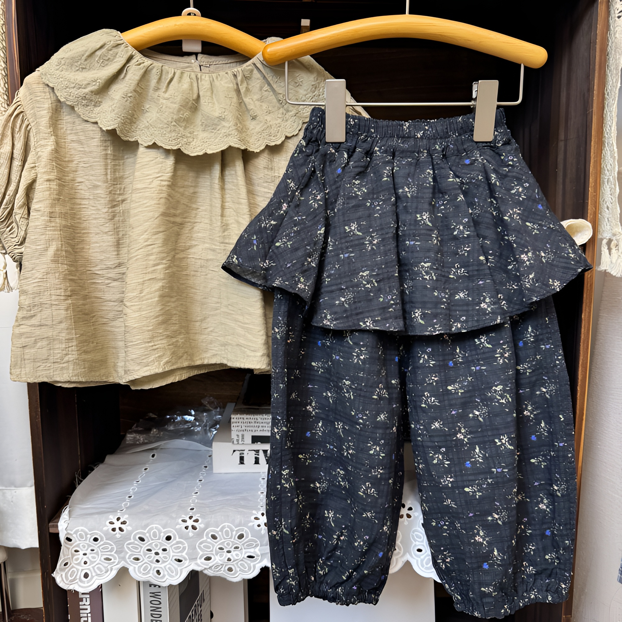 2025新款女童套装碎花屁帘棉麻九分裤蕾丝领娃娃衫两家件套森系装