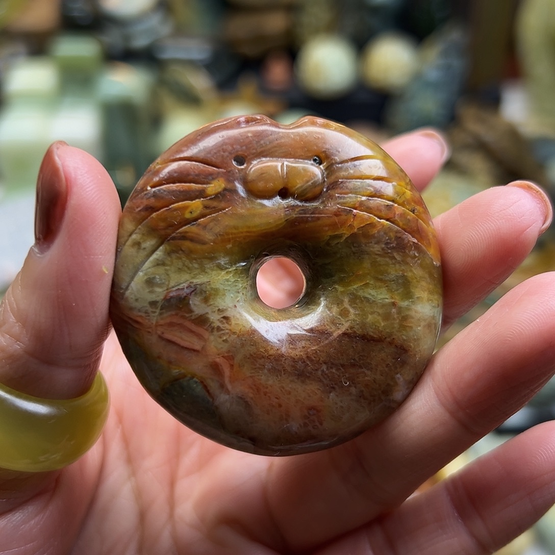 岫玉未镶嵌颈饰辽阳料猫扣子有点瑕