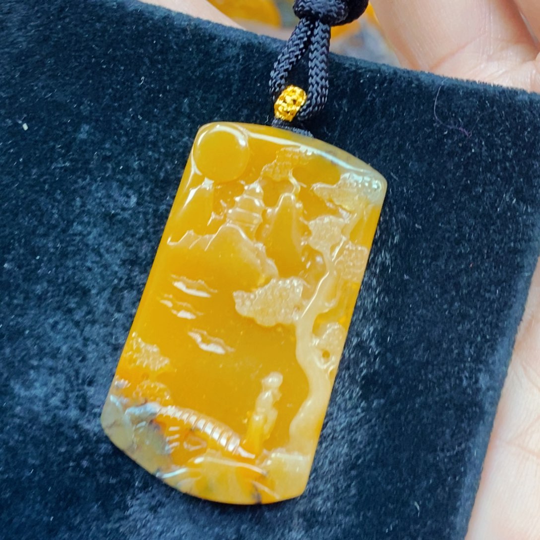 未镶嵌石英质玉（黄龙玉）颈饰