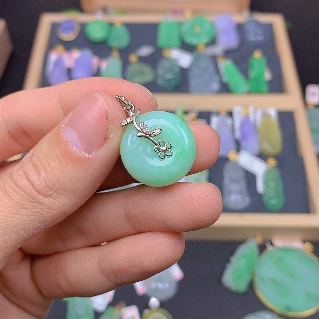 翡翠颈饰未镶嵌翡翠