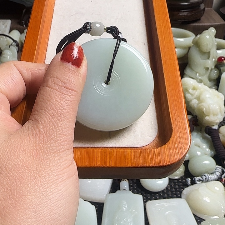 暖***色瓷片新号开播瓷盘一件